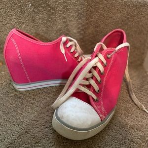 Women’s pink heeled shoes. Like new. Size 7.